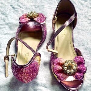 Girl dressing bailarina shoes